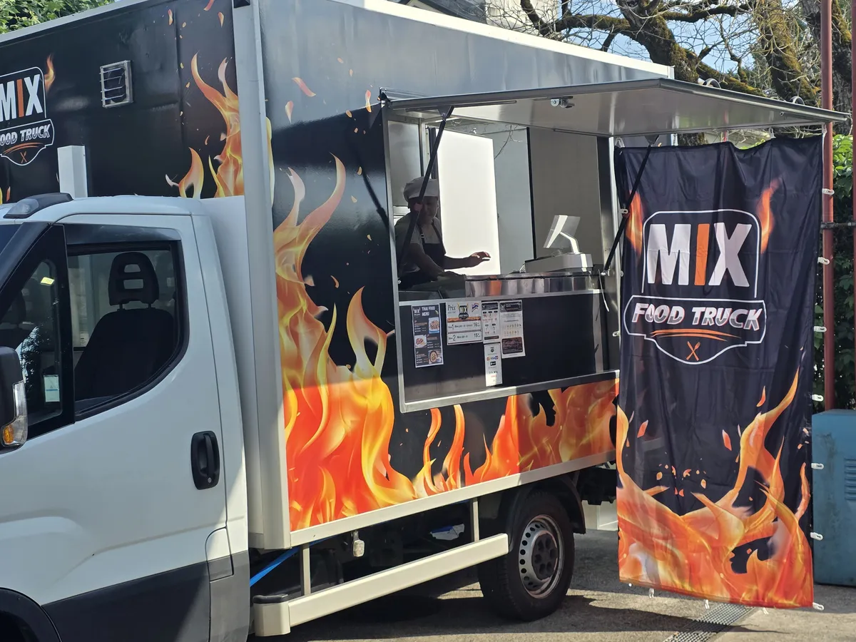 Cuisine en direct à bord du Mix Food Truck