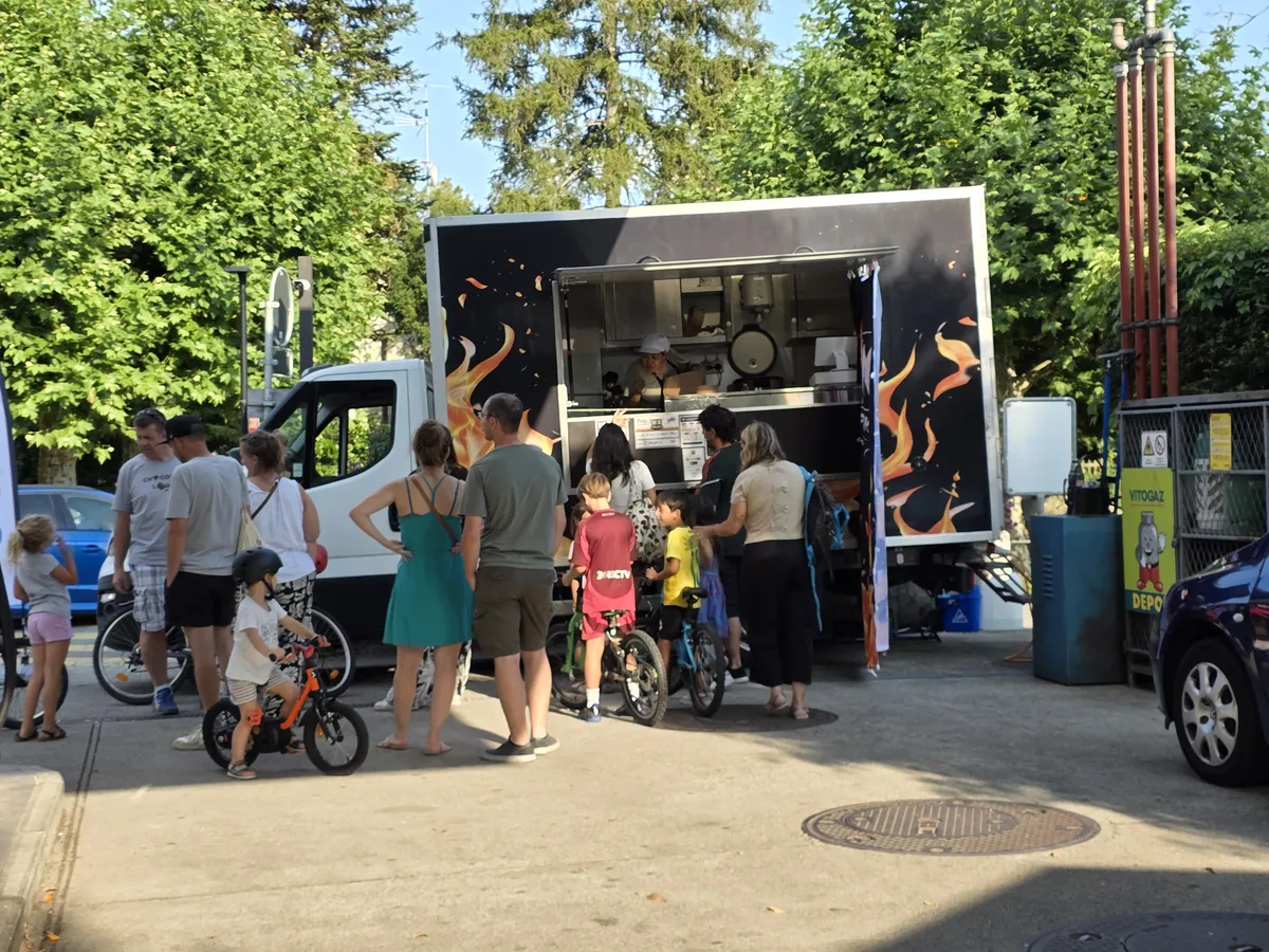 Familles et enfants au food truck dans un parc