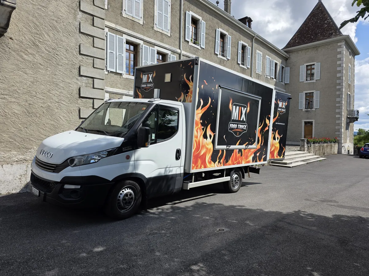 Le Mix Food Truck devant un château lors d'un événement privé