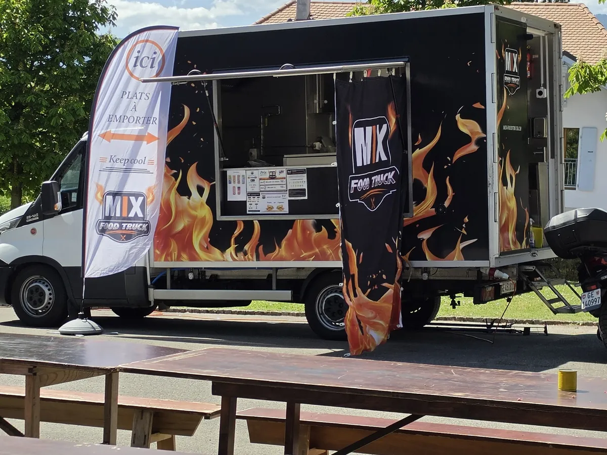 Le food truck avec ses terrasses sur un festival