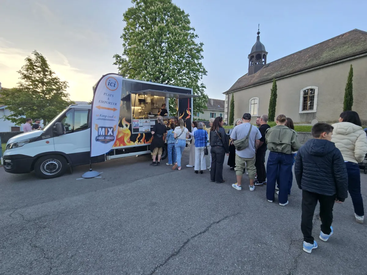 File de clients au food truck en soirée
